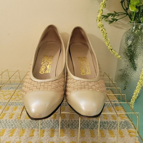 Salvatore Ferragamo Vintage Neutral Woven Shoe Heel - Picture 3 of 14